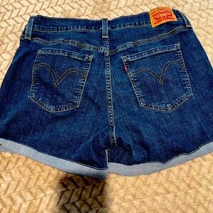 Pair Levi shorts. Good used condition! 32 waist//size  12 woman’s.